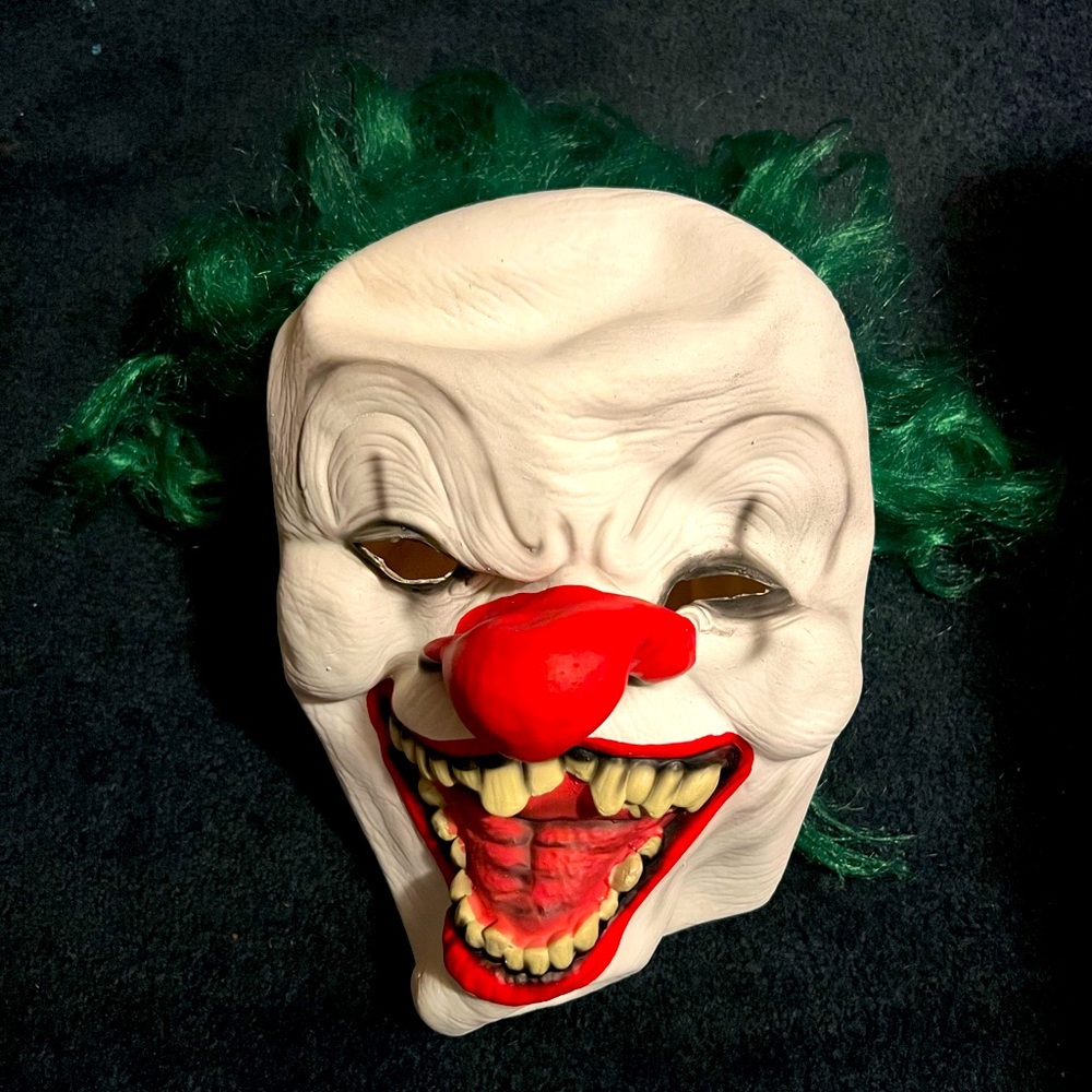 Adult scary clown latex mask.   LAST DROP!!!! Buy now
